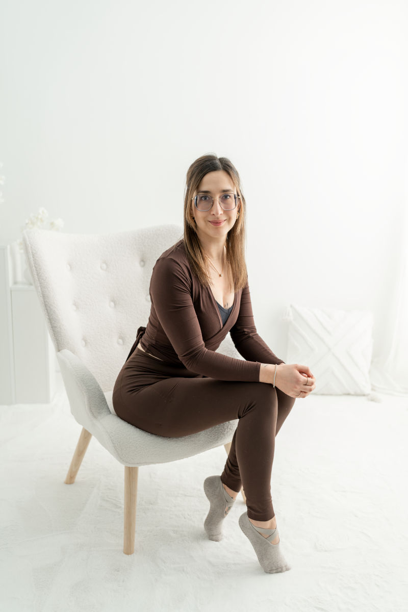 Bild von Isabelle auf einem Stuhl sitzend